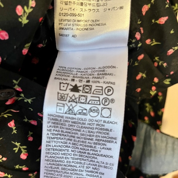 Levi’s Button Up - Picture 2 of 3